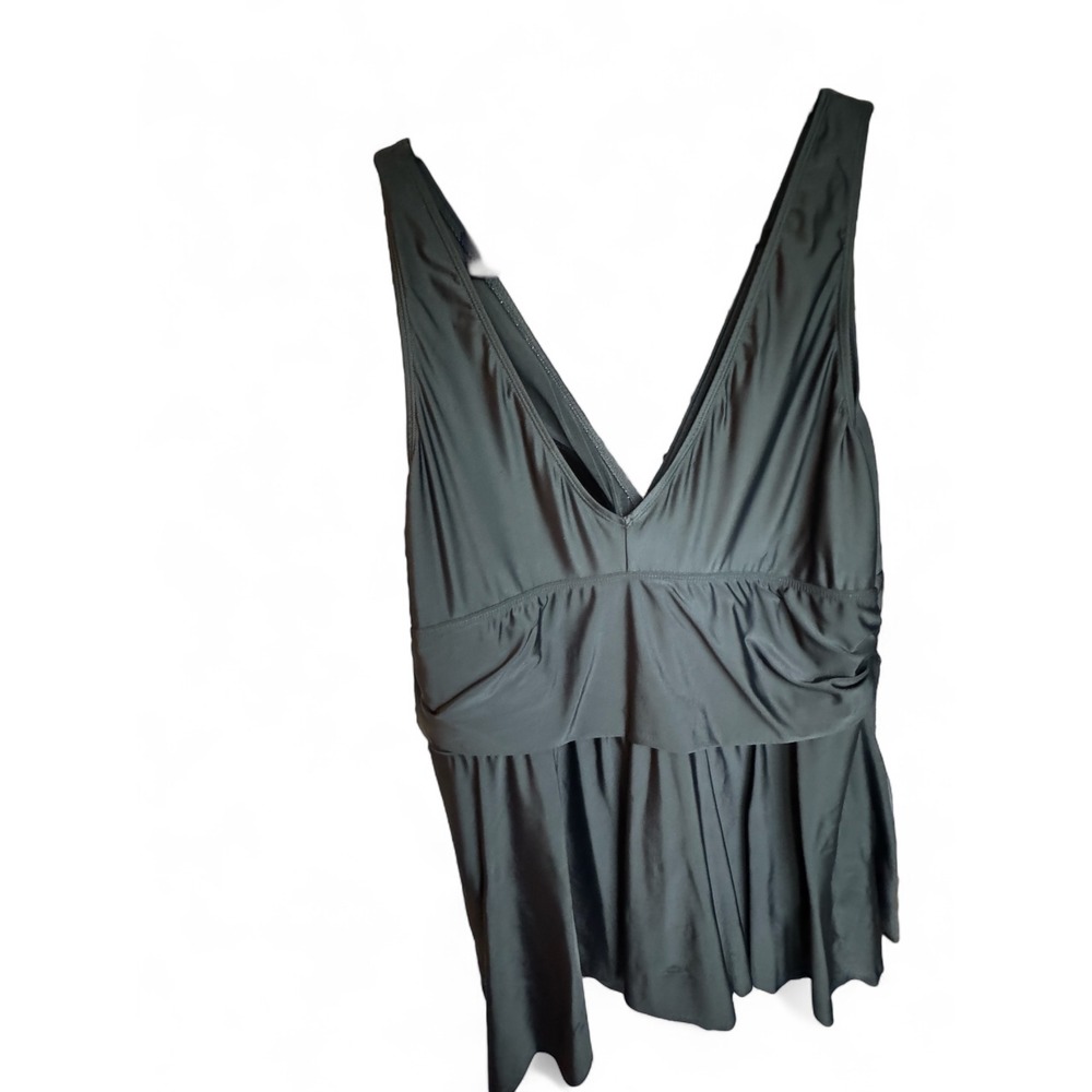 Black V-Neck One-Piece Swimsuit Size 4 – Elegant‎ Ruched Waist Detail